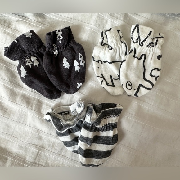 Bundle of Neutral Monochrome Newborn Hats Mittens black gray white - Picture 3 of 3